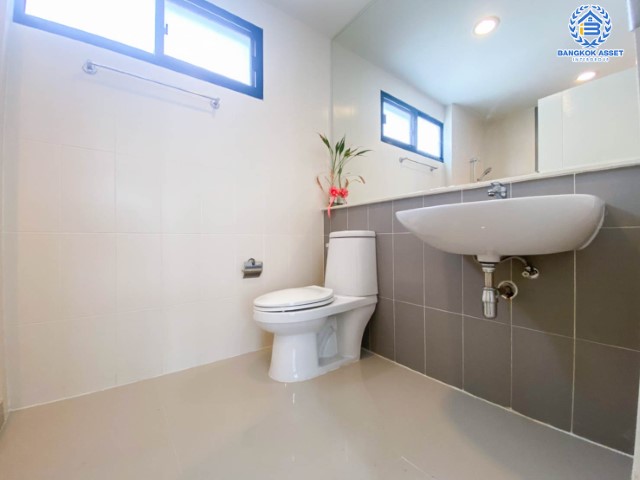 *****ทาวน์เฮ้าส์ 3 ชั้น มือสอง กรุงเทพมหานคร ม.บ้านกลางเมือง งามวงศ์วาน คุณภาพระดับ AP เนื้อที่ 18.10 ตร.ว. ฟังก์ชัน 3 ห้องนอน 3 ห้องน้ำ 2 ที่จอดรถ บ้านสภาพเยี่ยม แถมปั๊มน้ำ, แท็งค์น้ำ พร้อมรองรับการอยู่อาศัย ใกล้รถไฟฟ้าสายสีม่วง "สถานีศูนย์ราชการนนทบุรี", สายสีแดง "สถานีบางเขน" และทางด่วน "งามวงศ์วาน"